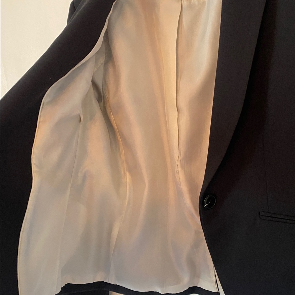 Like new! Black One button Blazer H&M. Size 6. - Picture 8 of 9